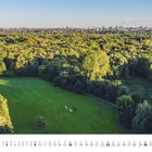 "Blaues Licht illuminiert Hafen bei Nacht. Text: 'Juni' unten links mit Kalender. Schiffe und beleuchtete Gebäude im Hintergrund."