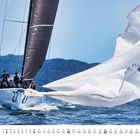 Zahl 5 und Kalendertage unten. Segelboot mit der Nummer 27 auf dem Meer, weiße Segel im Wind.