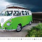 Kennzeichen: HH-ST 736. Ein grüner VW-Bus auf einer ländlichen Straße, umgeben von grüner Wiese und bewölktem Himmel.