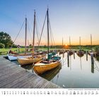 "Deutschland – Mecklenburg-Vorpommern – Halbinsel Fischland-Darß-Zingst – Hafen von Althagen. Boote an einem Steg im Sonnenuntergang."