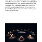 Text links oben: "20". Unten ein beleuchteter Steinkreis um einen Bildschirm mit geometrischem Muster.