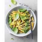 Text: "14". Eine Schüssel mit Penne und Pesto, garniert mit Basilikumblättern, auf einem grauen Untergrund, daneben eine Gabel.