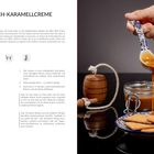 Links ein Rezept für Ziegenmilch-Karamellcreme. Rechts gießt eine Hand die Creme über Kekse auf einem Teller.