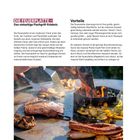 "Die Feuerplatte - Das vielseitige Flachgrill-Erlebnis" beschreibt grillende Zutaten auf einer Stahlplatte mit Flammen. Links Text, rechts Bild.