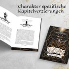 Charakter spezifische Kapitelverzierungen. Links zwei Buchseiten mit Illustrationen, rechts ein fantasievoll gestaltetes Buchcover.