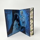 Ich kann keinerlei Text oder erkennbare Elemente beschreiben. Die Innenseite zeigt ein Gemälde eines Paares im Wald.