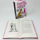 Text auf dem Buch: "DIE KÄNGURU-REBELLION" von "MARC-UWE KLING, BERND KISSSEL". Illustration: Känguru mit Graffiti. Buch offen, zeigt Text und Zeichnung.