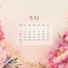 „MAI“ steht oben, darunter ist ein Monatskalender. Die Umrandung hat florale Muster in Rosa- und Pfirsichtönen.