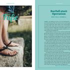 Auf der linken Seite steht "Gefesselte Füße", rechts "Barfuß statt Operation". Abgebildet sind Füße in Sandalen auf Stein.