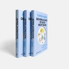 „DIE WIRKLICHKEIT IST AUCH NICHT WAHR“ von Florian Aigner. Drei blaue Bücher stehen nebeneinander.