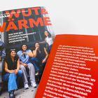 Linke Seite: "WUT & WÄRME" und "WIE WIR MIT SCHWESTERSCHAFT DEUTSCHLAND VERÄNDERN". Rechte Seite: Weißer Text auf rotem Hintergrund mit einer Aussage über Menschlichkeit und Hoffnung.