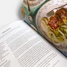 "Fishcakes" als Titel, Rezepttext darunter. Rechts ein Bild: Teller mit zwei Fischfrikadellen, Soße und Salat.
