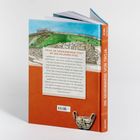 Text: "DIE GEHEIMNISSE VON TROJA. TROJA, DIE SAGENUMWOBENE STADT MIT DEM HÖLZERNEN PFERD." Buchrücken eines Buches.