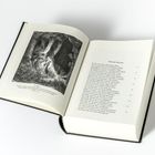 Zwischen zwei Buchseiten: Links Text "Der Wald", darunter Illustration eines Waldes mit Person; rechts "Erster Gesang".