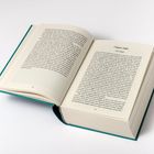 Auf Seite 74 beginnt Kapitel Acht mit dem Titel "The Pulpit"; das Buch liegt geöffnet auf einem Tisch.