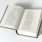 Ein aufgeschlagenes Buch zeigt den Text "Der Tragödie erster Teil - Nacht".