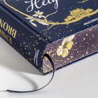 Buchtitel: "Emily Brontë". Verlag: Anaconda. Dunkle Buchdecke mit goldenen Sprenkeln, Blumenmuster und goldener Illustration.