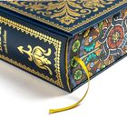 "Die Bibel nach Luther" in Gold auf blauem Buch. Goldene Verzierungen, farbenprächtiges Muster an der Seite und gelbes Band.