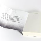 Linke Seite: „Ich beiße mir auf die Lippe… Wer bist du wirklich, Cameron?“
Rechte Seite enthält den Text „K.M. Moronova, My Blade, Your Back“.