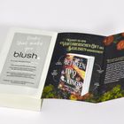 „Books that make you blush.“ Daneben ein Buchcover „Between Two Kings“ mit Blumenillustration und Text zur Buchhandlung.