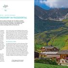 Titel: "Autofreies Bergdorf im Passeiertal." 
Text zur Ruhe in Pfelders, das in den Bergen liegt. Dörfliche Szene im Grünen mit Almhütten vor Bergkulisse.