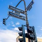 Schilder: "Immermannstraße", "3-59", "Karlstraße", "76-70". Ampelanlage im Vordergrund, blauer Himmel im Hintergrund.