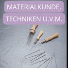 Text: "MATERIALKUNDE, TECHNIKEN U.V.M." zeigt Werkzeuge mit Holzgriffen und mehreren Nadeln auf grauem Hintergrund.