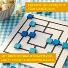 Texte auf gelben Bannern: „Kreative Holzprojekte fürs ganze Jahr“, „Mit über 100 skalierbaren Vorlagen direkt zum Downloaden“. Ein Spielbrett mit blauen Steinen und eine Schüssel Popcorn auf einem Tisch mit blau-weiß kariertem Tuch.