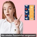 "Nie wieder Passwörter vergessen!" Frau in weißem Hemd zeigt auf ein Notizbuch mit Kranichmuster.