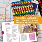"FÜR JEDES HÄKELLEVEL – ANLEITUNGEN VON EINFACH BIS ANSPRUCHSVOLL" steht auf einem orangefarbenen Banner vor einem bunten gehäkelten Muster und einer Häkelanleitung.
