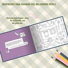 Inspirierter Text, hochwertiges Papier, ideal für Buntstifte. Offenes Heft mit Zeichnungen und Buntstiften daneben.