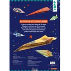 Riesenspaß mit Riesenfliegern. Bunte Papierflieger auf blauem Hintergrund, umgeben von Sternen und Designs.