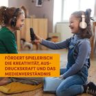 "Fördert spielerisch die Kreativität, Ausdruckskraft und das Medienverständnis." Zwei Kinder mit Kopfhörern und Mikrofon.