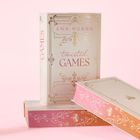 Ein Buch mit dem Titel "Twisted Games" von Ana Huang. Verziert mit goldenen Mustern auf rosa Hintergrund.
