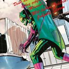 Ein Comic-Stil mit einem grünen, maskierten Charakter in Rüstung im Badezimmer vor einem Duschvorhang.