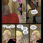 Eine Frau und ein Mann unterhalten sich in einem Treppenhaus. Sie trägt pink, er hat einen roten Koffer.