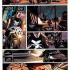 Comic-Illustration: Eine Stadt bei Nacht, ein Mann auf einem Motorrad mit Totenkopf-Emblem. Menschenmenge, düstere Gassen.