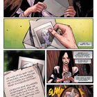 Eine Frau öffnet einen Brief, sieht ein Foto mit der Aufschrift "Ivan" an und liest einen Brief über Entführung. Sie ist entschlossen.