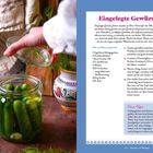 Ein Rezept für "Eingelegte Gewürzgurken" mit Zutatenliste und Zubereitungsschritten. Links Glas mit Gurken, Dill und Knoblauch.