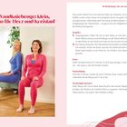 Die Wandkniebeuge: klein, aber oho für Herz und Kreislauf. Zwei Frauen in Sportkleidung lehnen an einer Wand in einer Kniebeuge.