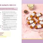 Hafer-Kokos-Riegel Rezept. Links Anleitung und Zutaten, rechts goldbraune Riegel mit weißem Papier umwickelt auf einem Gitter.