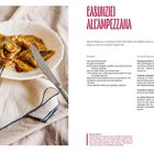 Titel: Casunziei all’ampezzana. Enthält Rezept mit Zutaten und Zubereitung. Links: Teller mit mit Mohn bestreuten Teigtaschen.