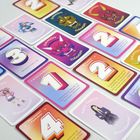Verschiedene Karten mit Texten wie Zahlen "1", "2", "3", Begriffen wie "Dämon", "Bandleader" und Illustrationen von Charakteren und Wesen.