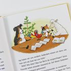 Ein Hund, ein Papagei, eine Katze und ein Schaf sitzen an einem Tisch mit Papieren.