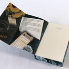 Texte: „ONYX“, „Sie leisten mich an dich erinnert. – F“, „Until I fall for you“, „Chat“; Innen eine Maske, Blumen, Handy.