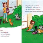 Lotte raschelt mit einer Tüte Leckerlis. Lotte weint, umgeben von Katzen im Garten. Tüte und Geheul deutet auf vermisste Nala.