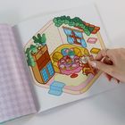 Linke Seite: "Komm rein! Das Wohnzimmer liebt Schliff." Rechts: bunte Illustration eines gemütlichen Wohnzimmers mit Tisch, Sofa und Pflanzen.