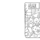 Illustration: Ein Hase, Bär, Waschbär und Eichhörnchen sitzen auf einem Sofa vor einem Kamin, unter einer Blumen-Decke.