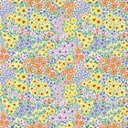 Farbenfrohes Blumenmuster mit gelben, orangen, lila und grünen Blüten und Blättern in dichter Anordnung.