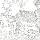 Detaillierte Schwarz-Weiß-Illustration eines Oktopus mit kunstvollen Mustern und Fischen im Hintergrund.